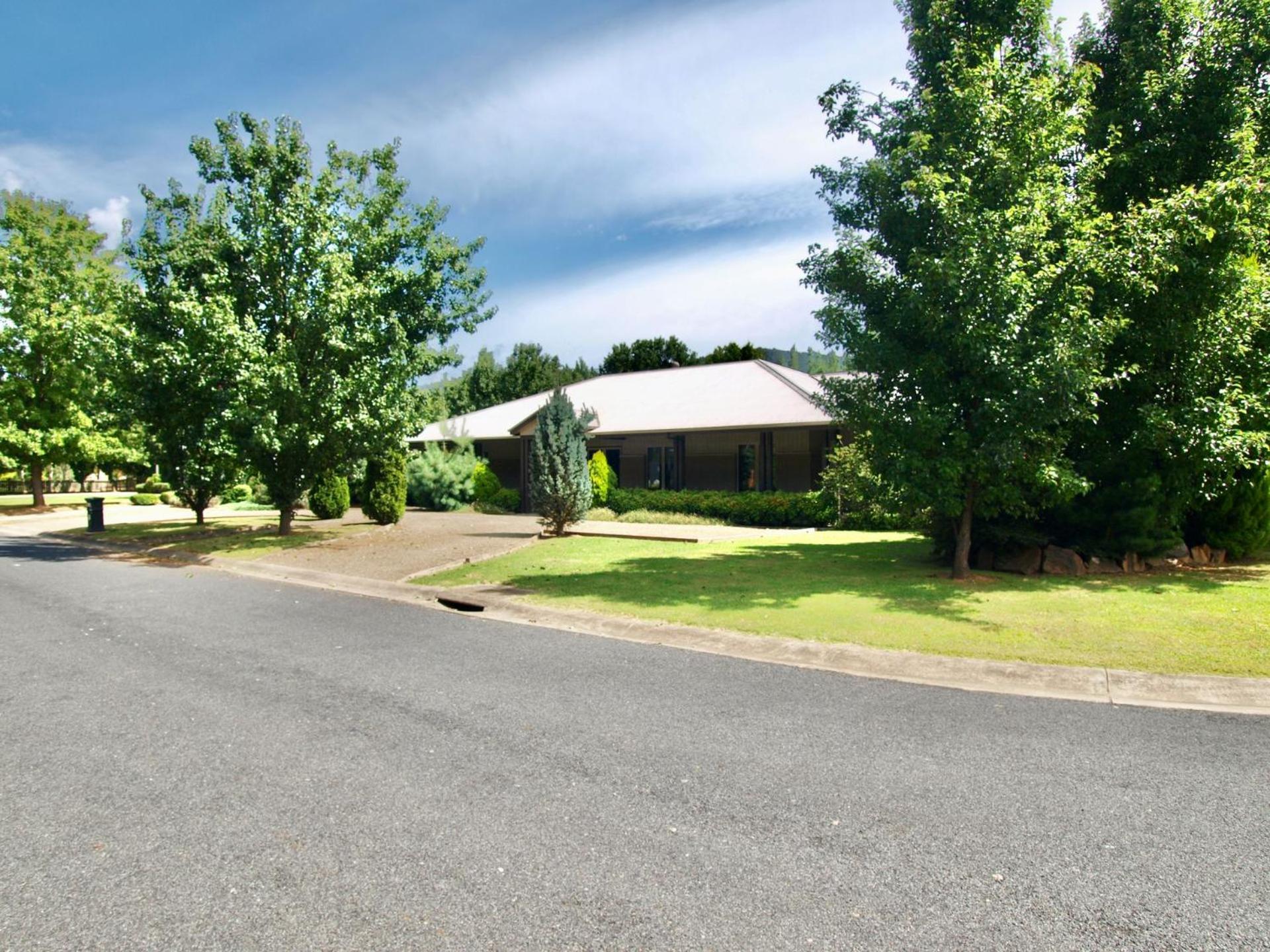 Collins Retreat - 4 Bedroom Home With Pool Bright Exterior photo